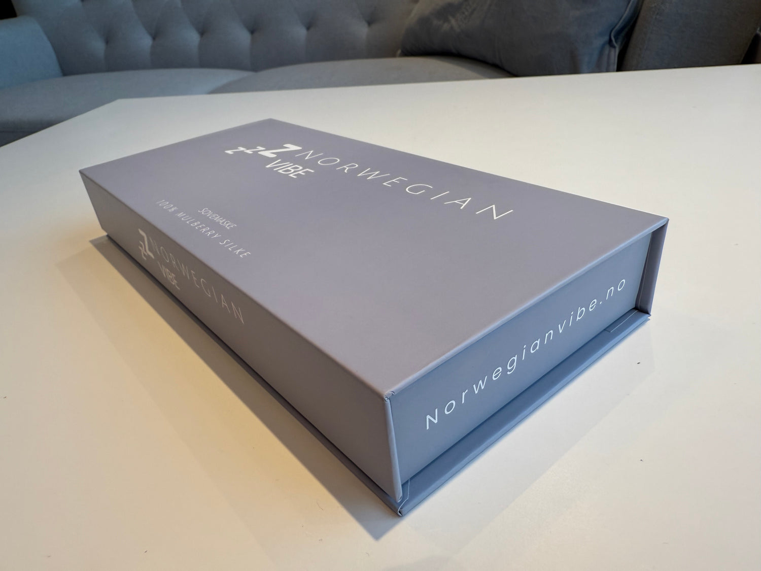 Elegant sovemaske i mulberry silke med praktisk oppbevaringspose – ideell for reiser og meditasjon.