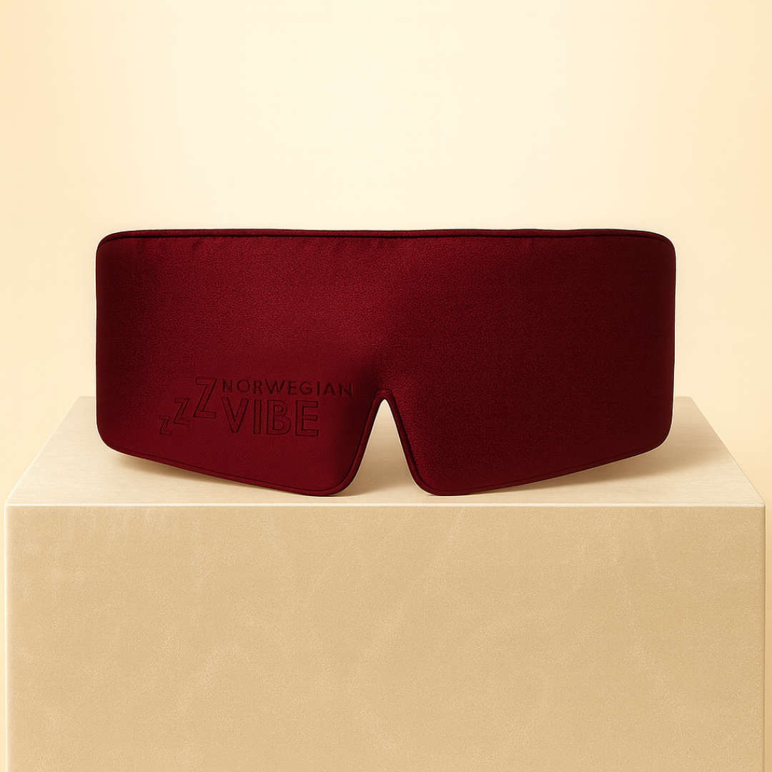 Beste sovemaske i silke – vinrød sovemaske i 100 % mulberry silke fra Norwegian Vibe, helt lystett for maksimal søvnkomfort.