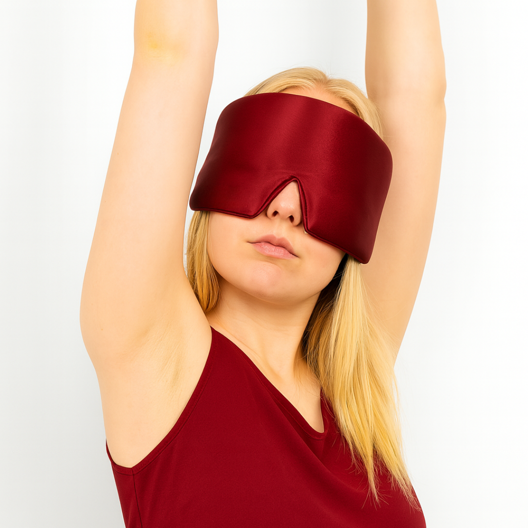 Vinrød sovemaske i 100 % mulberry silke fra Norwegian Vibe – luksuriøs, 100 % lystett maske for bedre søvn.