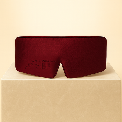 Beste sovemaske i silke – vinrød sovemaske i 100 % mulberry silke fra Norwegian Vibe, helt lystett for maksimal søvnkomfort.